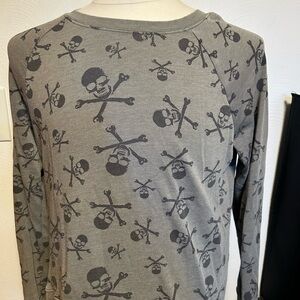Green skull & crossbones sweatshirt EUC size Medium